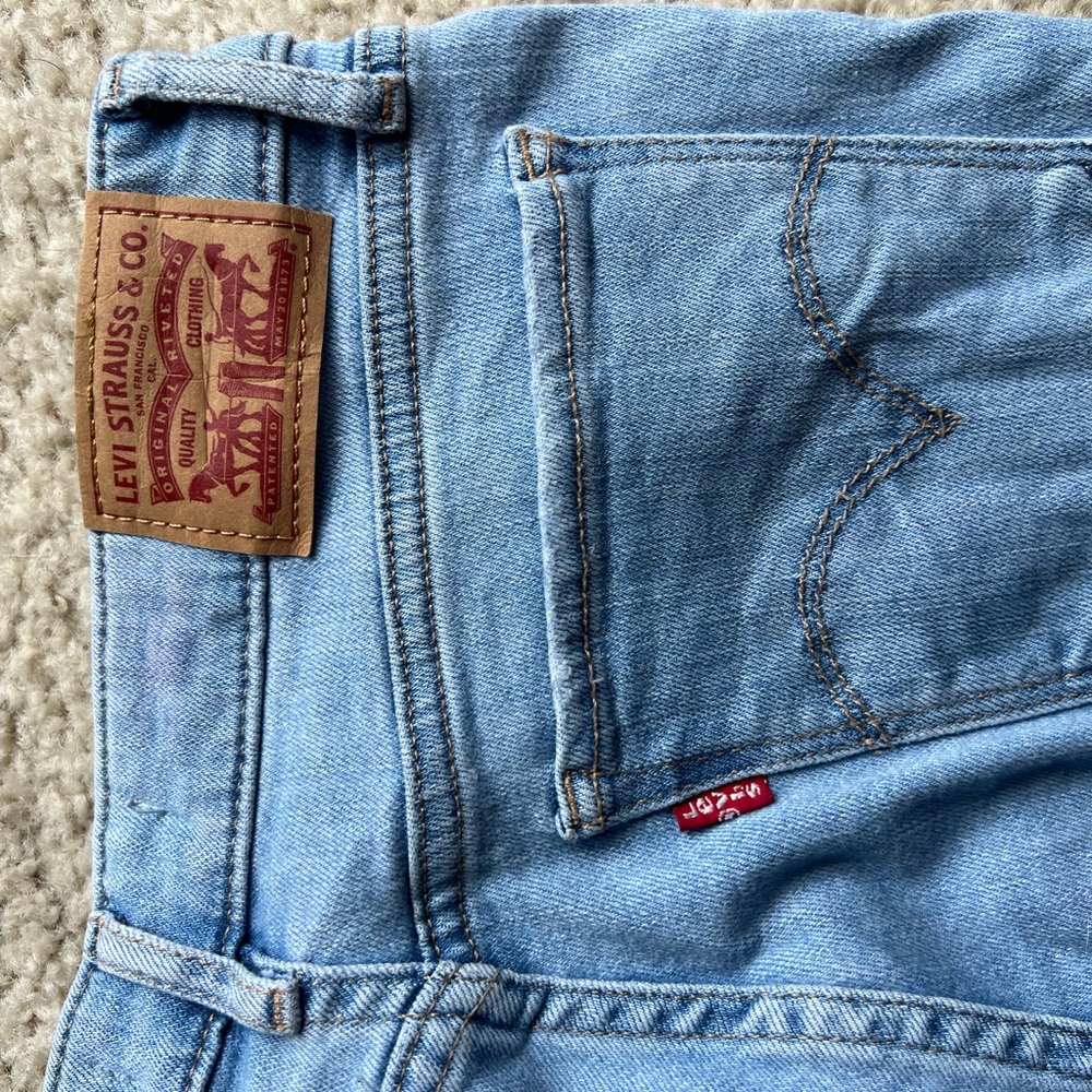 Size 25 Levi skinny jeans. Never worn